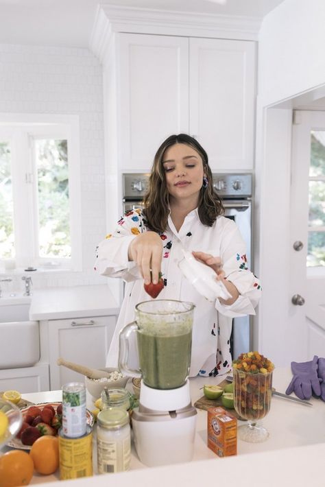 Miranda Kerr Diet, Model Diet, Miranda Kerr Style, Wellness Routine, Green Juice, Miranda Kerr, Healthy Mind, Fashion Model, Smoothie Recipes