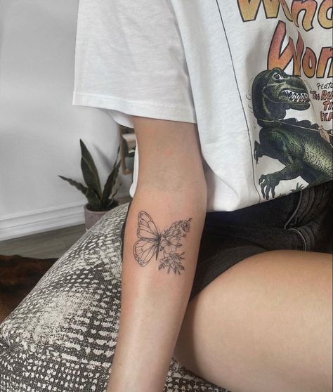 Feminine Shoulder Tattoos, Kids Tattoo, Stomach Tattoos Women, Artsy Tattoos, Cowgirl Tattoos, Tato Minimal, Ankle Tattoos For Women, Armband Tattoo Design, Butterfly Tattoos For Women