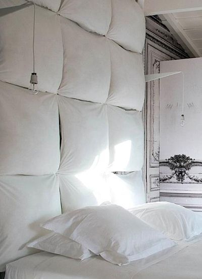 Pillows as a headboard - attach to wall (or plywood) with velcro for easy washing.  Brilliant! ★ Cool Headboards, Diy Headboard Ideas, Pillow Headboard, Diy Hanging Shelves, Headboard Ideas, Diy Headboards, Diy Headboard, Design Del Prodotto, Style At Home