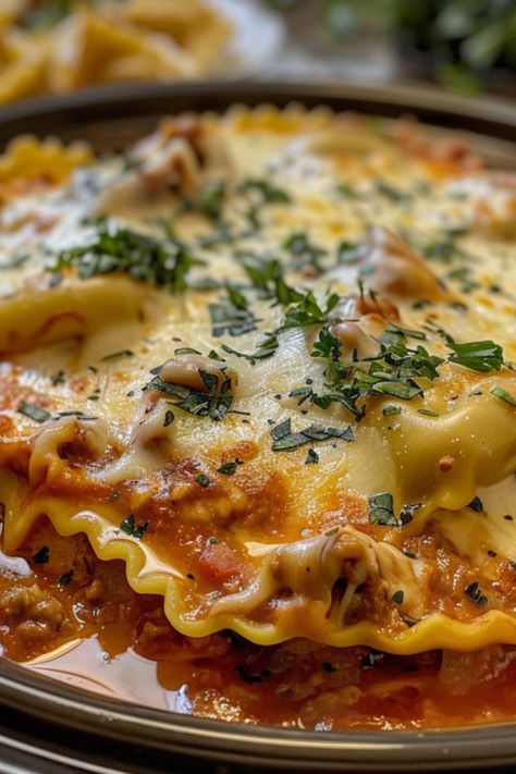 Slow Cooker Beef and Cheese Ravioli Lasagna - Easy Recipes for Everyday Cooking Cheese Ravioli Lasagna, How To Cook Ravioli, Slow Cooker Ravioli Lasagna, Slow Cooker Ravioli, Lasagna Recipe Slow Cooker, Cheese Lasagna Recipe, Slow Beef Stew, Ravioli Lasagna, Easy Beef Stew