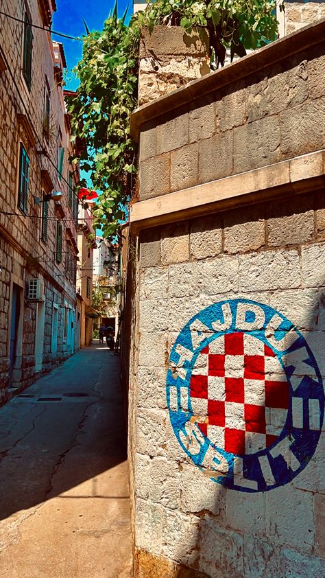 Torcida Split Wallpaper, Croatia Pictures, Adidas Logo Wallpapers, Classy Wallpaper, Football Background, Huawei Wallpapers, Croatia Holiday, Real Madrid Wallpapers, Madrid Wallpaper