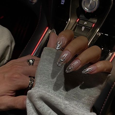 Chrome Nails Silver, Metallic Nails Design, Chrome Manicure, Kylie Nails, Silver Nail Designs, 3d Chrome, Chrome Nails Designs, Asian Nails, Hippie Nails