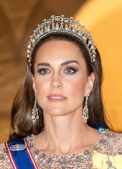 #worldaristocracy Kate Middleton Makeup, Kate Middleton Queen, Kate Middleton Style Outfits, Düşes Kate, Princesse Kate Middleton, Rainha Elizabeth Ii, Princess Katherine, Royal Beauty, Beautiful Tiaras