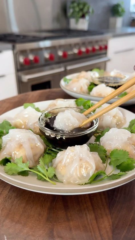 Healthy Recipes 🥗 | Healthy steamed shrimp rice paper dumplings✨ by @maxiskitchen For the Dumplings:▪️1 lb. Raw Peeled and Deveined Shrimp, cut into small… | Instagram Rice Paper Dumplings, Shrimp Rice, Clean Eating Guide, Shrimp Dumplings, Steamed Shrimp, Full Recipes, Shrimp And Rice, Chili Garlic Sauce, Dumpling Recipe