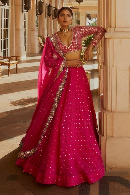 Sequins Lehenga, Vani Vats, Full Sleeve Blouse, Organza Lehenga, Indian Outfits Lehenga, Lehenga Designs Simple, Lehenga Blouse Designs, Organza Blouse, Lehenga Wedding