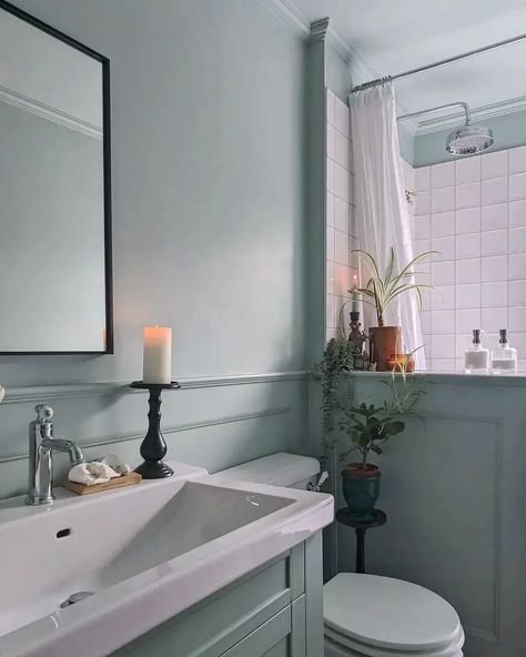 What is colour drenching? The secret to this bold interior trend - Emily May Colour Drench Bathroom, Color Drench Bathroom, Home Renovation Kitchen, Colour Drenching, Home Screen Wallpapers, Bathroom Color Palette, Tiny Powder Room, Bold Interior, Bold Interior Design