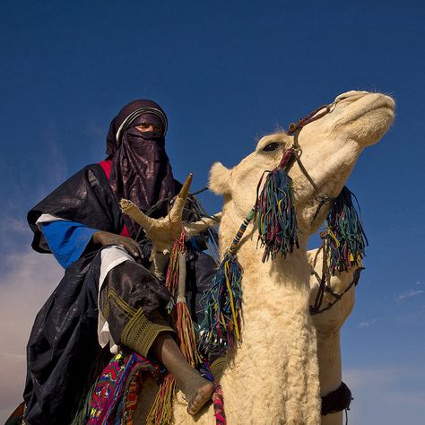 Tuareg in the desert - Ghadamis Libya - Photo by Eric Lafforgue Tuareg People, Desert Sahara, Eric Lafforgue, We Are The World, Arabian Nights, Libya, People Of The World, World Cultures, In The Desert