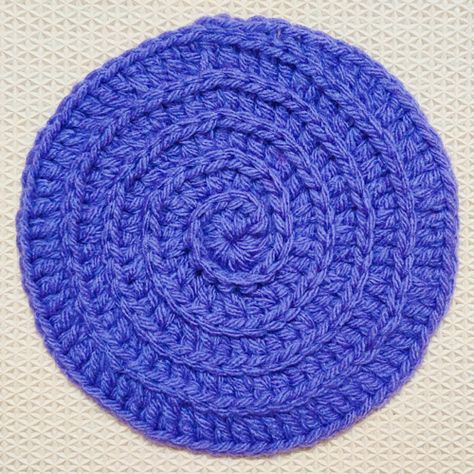 Crochet A Circle, Spiral Crochet Pattern, Rugs Crochet, Crocheted Rugs, Spiral Crochet, Crochet Circle, Crochet Afghan Patterns Free, Crochet Fun, Crochet Potholders