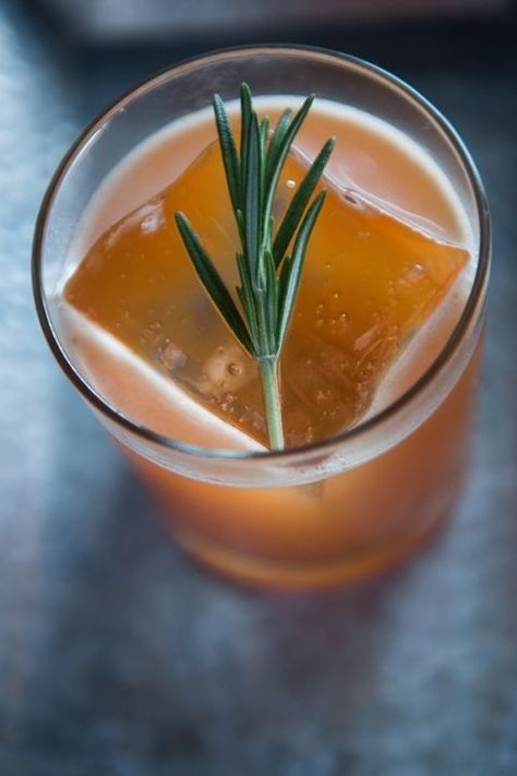 Carrot shrub and gin fall cocktail. | Cocktails | Party Drinks | #cocktails #drinks #party | www.foragekitchen.com Cocktail Party Drinks, Apple Cider Cocktail, Fall Cocktails Recipes, Batch Cocktails, Fall Cocktail, Cider Cocktails, Green Cocktail, Watermelon Lemonade, Winter Cocktails