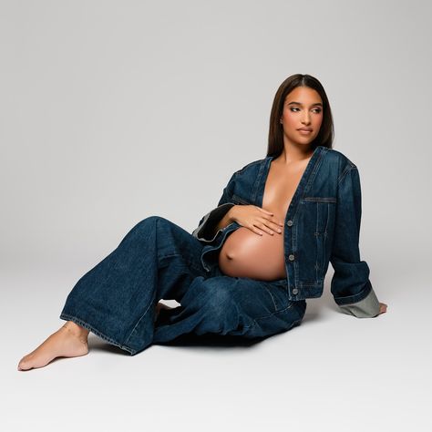 💙💙💙💙💙 Denim: @twpclothing MUA: @makeupbygisell Mama: @d1aneeeeeee • • • • • • • #maternityphotography #maternityshoot #denimstyle #nycmaternityphotographer #nycphotographer #pregnantinspo #maternityinspo Jean Maternity Photos, Denim Pregnancy Photoshoot, Denim Maternity Shoot, Pregnant Photoshoot, Maternity Photoshoot Outfits, Christmas Shoot, Christmas Pregnancy, Maternity Photoshoot, Maternity Shoot