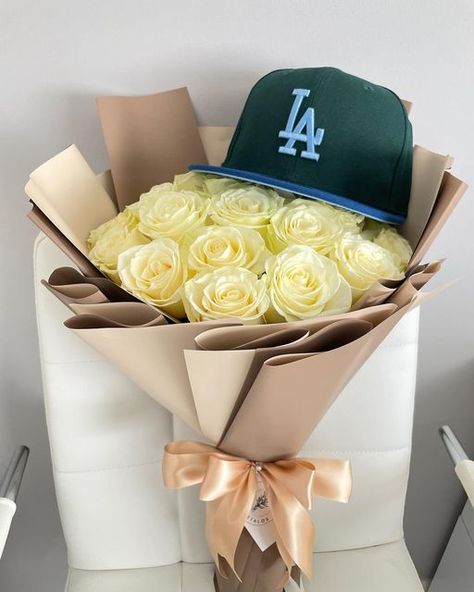 Roses For Boyfriend Gift Ideas, Flowers With Hat For Men, Fitted Cap Bouquet, Cap Bouquet For Boyfriend, Flower Bouquet For Men With Hat, Hat Ramos For Guys, Ramo Buchon With Hat For Guys, Fitted Hat Flower Bouquet, Bouquet Of Flowers With Hat For Men