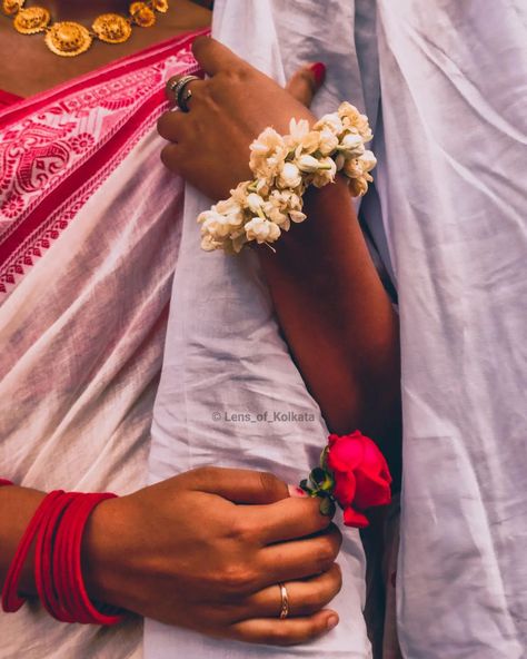 Couple Picture Ideas Traditional, Flower Photoshoot Couple, Indian Couple Holding Hands Aesthetic, Aesthetic Traditional Couple Pictures, Indian Matching Pfp, Woman In Love Aesthetic, Bengali Love Couple Pic, Traditional Couple Aesthetic, Bengali Couples Photography