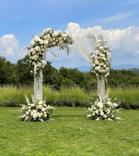 Floor Wedding Arch, Outside Wedding Arch Ideas, Wedding Altars Outdoor, Wedding Ceremony Arch Outdoor, Wedding Entrance Arch, Ceremony Arch Wedding, Small Outdoor Wedding, Wedding Alters, Floral Arch Wedding