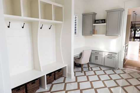 Pantry Mudroom Combo Layout, Modern Farmhouse Mudroom, Tips Interior Design, Functional Home Office, Mudroom Remodel, Farmhouse Mudroom, Home Office Layouts, Home Office Closet, Designing A Home