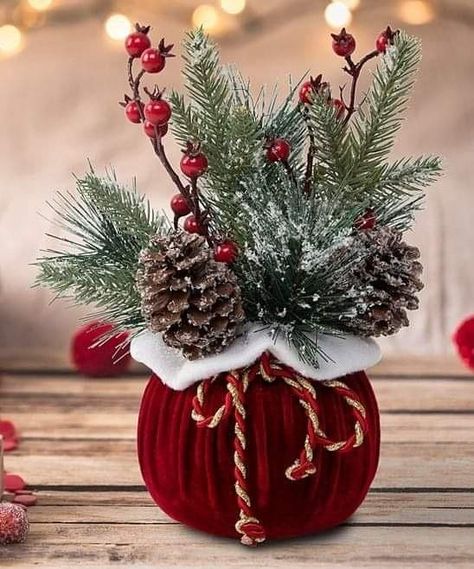 Christmas Decorations Centerpiece, Christmas Centers, Christmas Flower Arrangements, Christmas Floral Arrangements, Christmas Centerpieces Diy, Christmas Themes Decorations, Soft Bag, Diy Christmas Decorations Easy, Christmas Arrangements