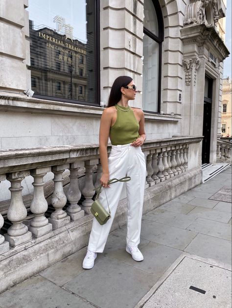 Olive And White Outfit, White Trousers Aesthetic, Green Top White Pants Outfit, Olive Bag Outfit, Olive Green Bag Outfit, Olive Green And White Outfit, Olive Green Top Outfit, Green Bag Outfit, Outfit Verde