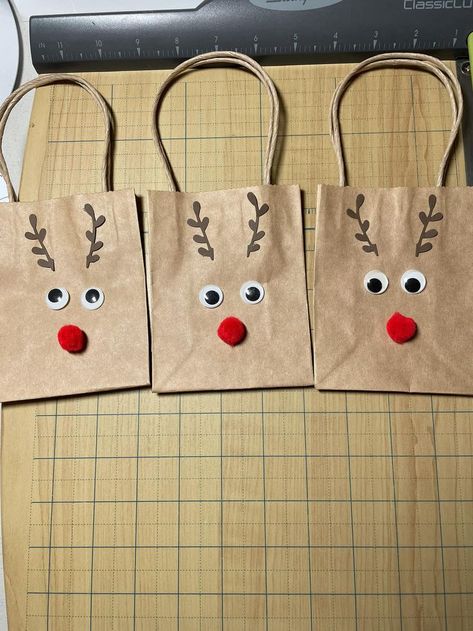 Paper Bag Christmas Decorations, Loot Bags, Christmas School, Christmas Eve Box, Cute Diys, Christmas Bags, Christmas Eve, Gift Bags, 9 And 10