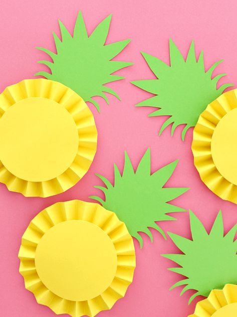 DIY Selbst gemachte Party Deko aus Papier Ananas Rosetten als Bastelidee für die Sommerparty oder den Kindergeburtstag  #Bastelideen #Bastelspaß #Basteltipp #partydeko #Beschäftigungsidee #Deko #Sommer #Sommerbasteln #Sommerzeit #Bastelanleitung #Obst  #Frucht #BastelAG Diy With Kids, Paper Fruit, Fruit Crafts, Aloha Party, Paper Rosettes, Fiesta Tropical, House Crafts, Pineapple Parties, Fruit Party