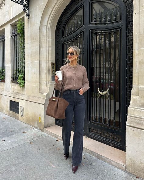 Does it come in chocolate brown? Cardigan - @asos Jeans - @abercrombie Boots @hm Bag - @demellierlondon