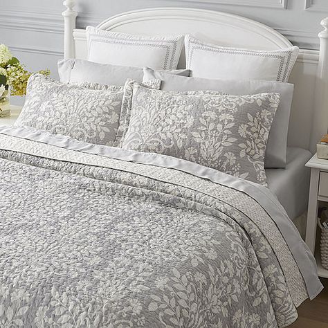 Laura Ashley Rowland Floral Reversible Quilt Set - JCPenney Coastal Quilt Sets, Beautiful Bed Designs, Laura Ashley Bedding, Double Bed Designs, Farmhouse Quilts, Cotton Quilt Set, Bed Design Modern, Farmhouse Bedding, Coverlet Bedding