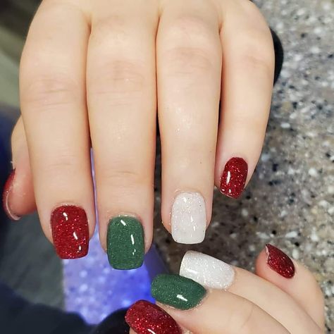 Christmas Gel Nails Red And Green, Red Green Silver Nails, Dip Nail Ideas Neutral, Red And Green Nails Simple, Red And Green Christmas Nails Simple, Christmas Nails Red Green White, Red White And Green Christmas Nails, Green Red Christmas Nails, 3 Nail Color Ideas