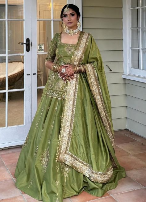 Mehndi Lehnga Designs Pakistani, Heavy Sharara Suits For Wedding, Sharara Dress Indian Weddings, Heavy Suits For Wedding, Punjabi Outfits Wedding, Latest Haldi Outfits, Roka Ceremony Outfits, Umbrella Suit, Haldi Dress For Bride