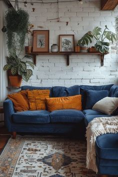 Navy Sofa Living Room Curtains, Blue Couch Living Room Ideas Boho, Peacock Blue Couch Living Room, Blue Boho Living Room Inspiration, Vibrant House Decor, Boho Blue Couch, Navy Couch Styling, Navy Couch Decor, Boho Couch Ideas