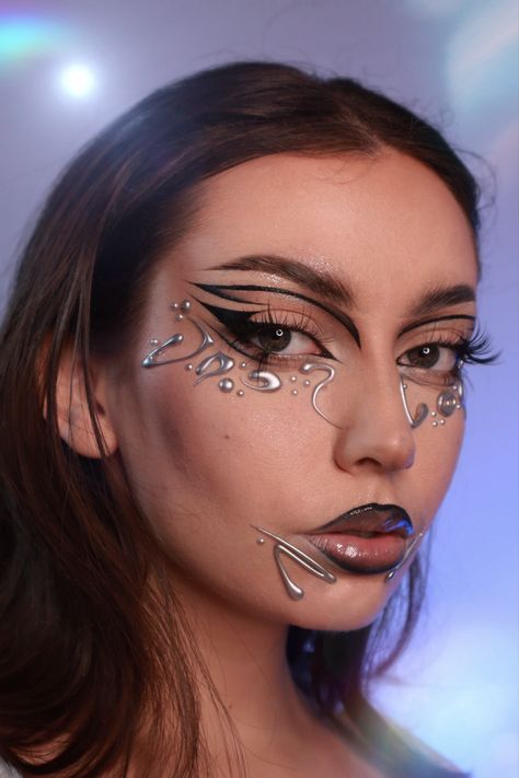 Chain Makeup Look, Graphic Eyeliner With Rhinestones, Interstellar Makeup, Cyberpunk Eyeliner, Make Up Strass, Futuristic Makeup Sci Fi, Futuristic Makeup Looks, Sci Fi Makeup, Cyberpunk Makeup