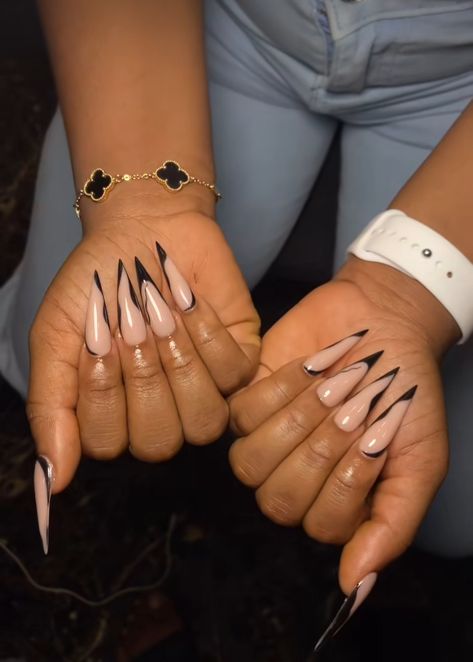 Brown Stiletto Nails, Acrylic Nails Stiletto, Stiletto Nails Short, Stilleto Nails Designs, Gold Acrylic Nails, Short Gel Nails, Claw Nails, Winter Nails Acrylic, Edgy Nails