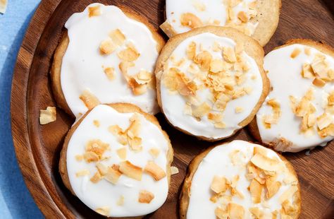 coquito cookies Coquito Cookies Recipe, Coquito Cookies, Toasted Coconut Recipes, Cookie Swap Recipes, Coconut Pound Cakes, Toasted Coconut Chips, Boricua Recipes, Pumpkin Cheesecake Recipes, Holiday Desserts Table