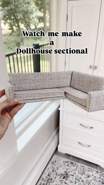 Dollhouse Interior Ideas Diy, Diy 1:6 Scale Doll Furniture, Dolls House Furniture Diy, Diy Barbie House Furniture, Diy Doll Sofa, Dollhouse Themes, Barbie Diy Furniture, Barbie Furniture Diy, Maileg Mouse House