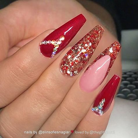 TheGlitterNail 🎀 Get inspired! on Instagram: “✨🎀✨ Festive Red with Crystals and Glitter on Coffin Nails 👌 • 💅 Nail Artist: @elinsofiesnaglar 💝 Follow her for more gorgeous nail art…” Nails Red Design, Red Sparkly Nails, Sparkly Acrylic Nails, Pink Holographic Nails, Ongles Gel French, Deco Orange, Red Nails Glitter, Black Coffin Nails, Metallic Nail Polish