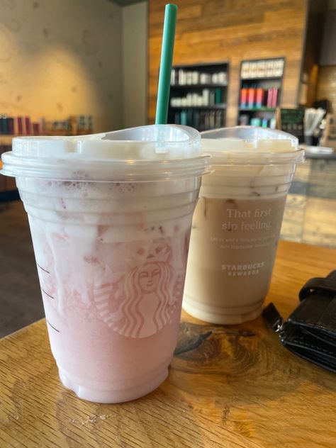 Pink Drink With Vanilla Cold Foam, Starbucks Drinks 2024, Vanilla Cold Foam, Best Energy Drink, Cold Starbucks Drinks, Iced Starbucks Drinks, Starbucks Rewards, Strawberry Oatmeal, Candy Drinks