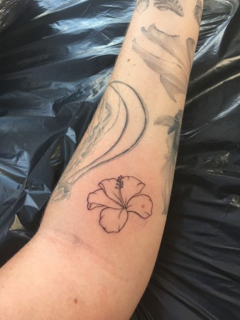 Hibiscus Flower Tattoos, Tropical Tattoo, Hibiscus Tattoo, Small Tattoos Simple, Zodiac Tattoos, Cute Small Tattoos, Stylist Tattoos, Classy Tattoos, Discreet Tattoos