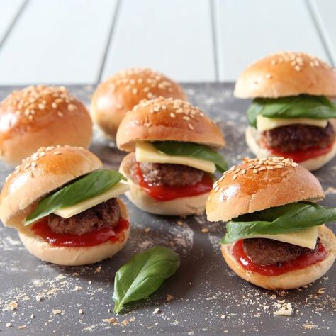 Tiny Food Party, Mini Burgers Recipe, Mini Burger Buns, Buns Recipe Easy, Burger Buns Recipe, Mini Hamburger, Panini Hamburger, Mini Burger, Baking Buns