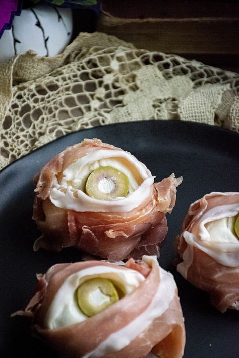 Prosciutto Eyeballs, Eyeballs Halloween, Halloween Snack, Halloween Recipe, Last Minute Halloween, String Cheese, Bread Snacks, Halloween Eyeballs, Halloween Baking