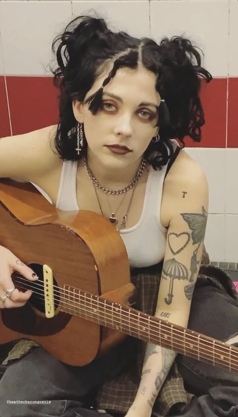 Ethereal Wave Goth, Heather Pale Waves, Heather Gracie, Pale Waves Heather, Heather Baron Gracie, Pale Waves, Goth Beauty, Punk Girl, Curly Hair With Bangs