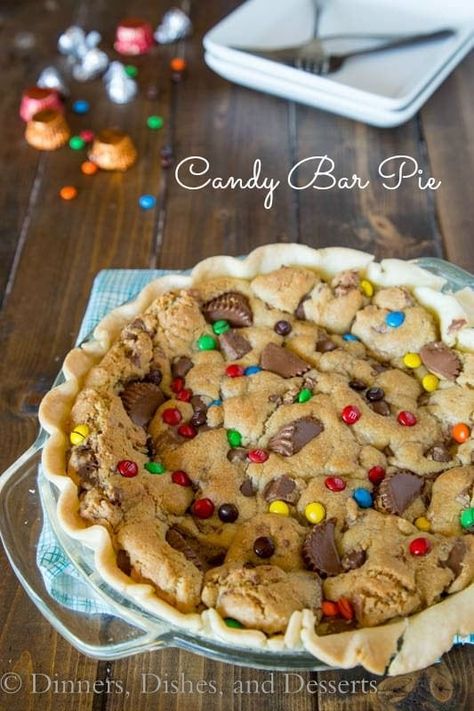 Candy Bar Pie Recipe Candy Bar Pie, Dream Pie, Candy Pie, Pizza Cookies, Yummy Candy, Candy Bar Cookies, Choco Chocolate, Leftover Halloween Candy, Reese's Peanut Butter Cups