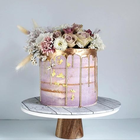 96th Birthday Cake, Lilac And Gold Wedding Cake, Purple And Rose Gold Cake, Purple And Gold Cake Ideas, Purple Drip Cake Birthday, Lilac Cake Design, Lavender And Gold Cake, Purple And Gold Birthday Cake, Purple Gold Cake