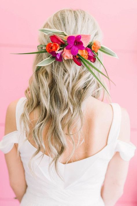 Tropical Bridal Shower Decorations, Pink Bridal Shower Theme, Floral Bridal Shower Theme, Wedding Hairstyles And Makeup, Bridesmaid Diy, White Bridal Shower, Tropical Bridal, Tropical Bridal Showers, Flowers In Her Hair