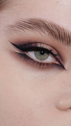 Starfall Makeup, Wing Eyeliner Looks, Fishtail Eyeliner, Angel Wing Eyeliner, Bat Wing Eyeliner, Angel Wings Eyeliner, Winged Eyeliner Looks, Eyeliner Grunge, Victorian Makeup