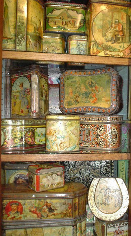 Vintage Tea Tins, Tin Collection, Bohemian House Decor, Antique Booth Ideas, Antique Advertising, Tin Can Crafts, Vintage Enamelware, Vintage Bottles, Tea Tins