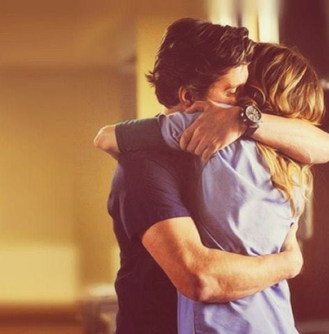 Todos los derechos reservados a sus respectivos autores. Greys Anatomy Derek, Hug Images, People Hugging, Meredith And Derek, Derek Shepherd, Hugging Couple, Grey Anatomy, Patrick Dempsey, Meredith Grey