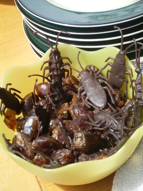 Halloween Appetizers For Adults, Scary Halloween Food, Creepy Food, Creepy Halloween Party, Easy Halloween Snacks, Dulces Halloween, Impressive Desserts, Halloween Appetizers, Halloween Dinner