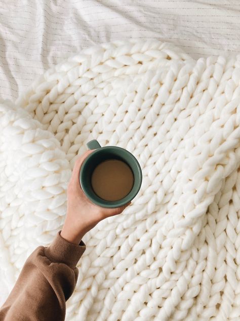 Throw Blanket On Bed Knit, Crochet Blanket Photography, Blanket Photography Ideas, Blanket Photoshoot, Blanket Product Photography, Blanket Photoshoot Ideas, Blanket Photography, Crochet Photoshoot, Cozy Bedroom Blankets Knit