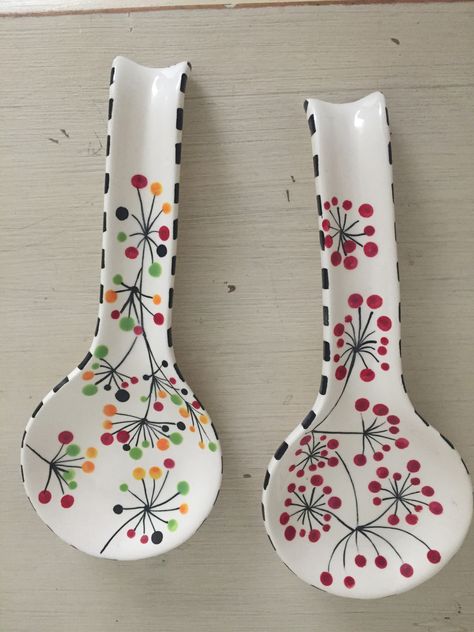 Spoon Holder Paint Ideas, Spoon Rest Pottery Painting Ideas, Spoon Rest Pottery, Painted Spoons, Clay Plates, Paint Your Own Pottery, Ceramic Spoon Rest, Diy Ceramic, Cerámica Ideas