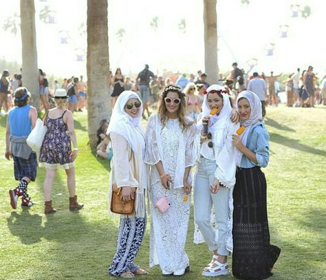 Muslimahs at #coachella Hijabi Festival Outfit, Modest Coachella Outfit, Hijabi Makeup, Outfit Ideas Hijab, Coachella Party, Hijabi Fits, Outfits Hijab, Edm Music, Hijabi Style