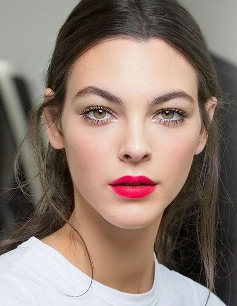 Bright Raspberry lip. Chanel Makeup Looks, Ysl Makeup, Camila Morrone, Runway Makeup, Beauty Make-up, Ysl Beauty, Chanel Beauty, Beauty Hair Makeup, Chanel Makeup