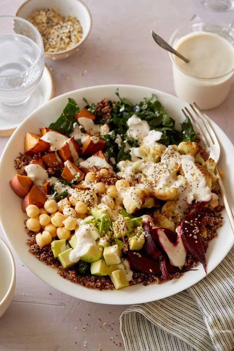 Light and Fresh Buddha Bowl Topped with a Creamy Roasted Garlic Cashew Sauce Different Dinner Ideas, Falafel Salad, Hummus Bowl, Spoon Fork Bacon, Quinoa Sweet Potato, Cashew Sauce, Cashew Cream, Buddha Bowl, Spoon Fork