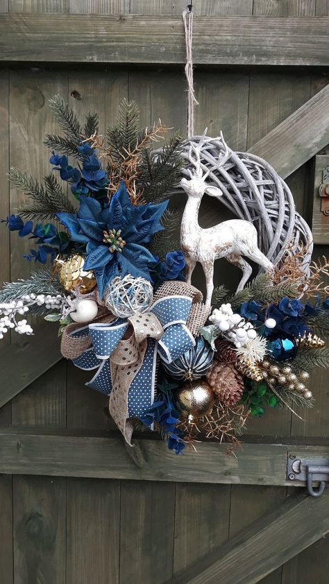 Blue Christmas Wreath Ideas, Blue Christmas Wreaths, Christmas Wreath Craft, Christmas Decorations Centerpiece, Pretty Christmas Decorations, Holiday Wreaths Diy, Blue Christmas Decor, Front Door Wreaths, Winter Wreaths